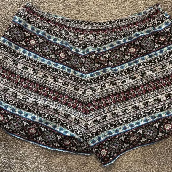 Dizzy Lizzy plus size 1X lightweight polyester shorts with elephant design - Picture 4 of 4